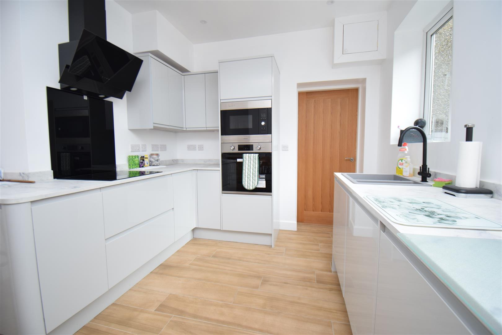 Kitchen (1).JPG